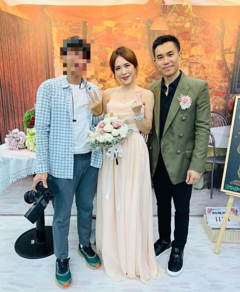 ▲吳申梅和老公Eric（右）臨時去登記結婚，才發現要提前預約，延到下午才登記。（圖／翻攝自攝影師FB）