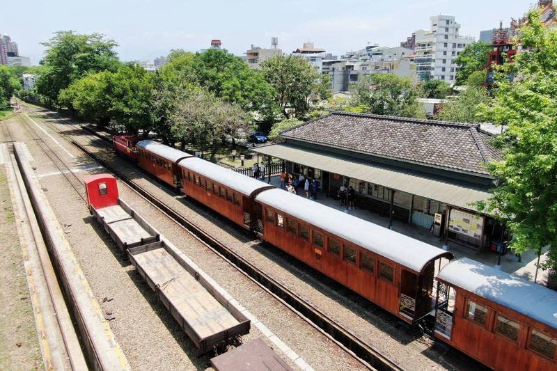 停靠北門車站的檜木列車。（記者湯朝村攝）