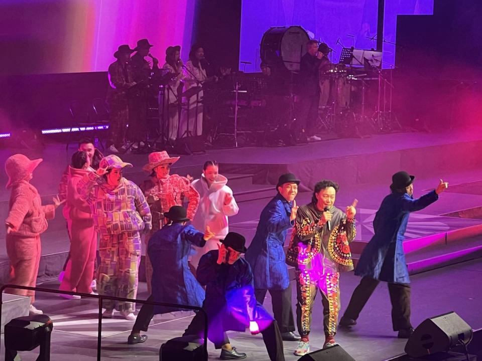 華語樂壇知名歌手陳奕迅20日晚在金州勇士主場大通中心獻唱。他也是首個在大通中心擔當主演的亞裔藝人。（記者劉先進 ╱攝影）