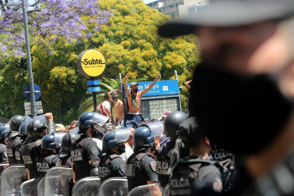 Incidentes en la Avenida 9 de Julio durante el sepelio de Diego Maradona