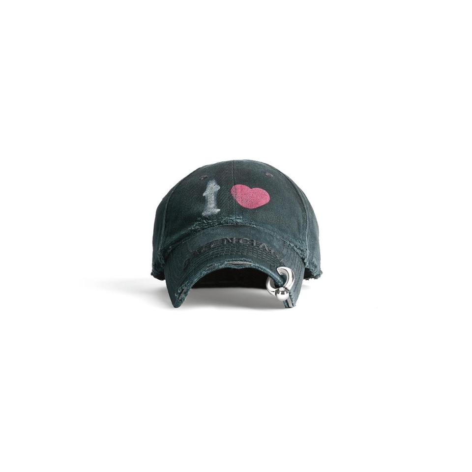 520節日限定系列孔環裝飾黑色棒球帽。NT$16,000（BALENCIAGA提供）