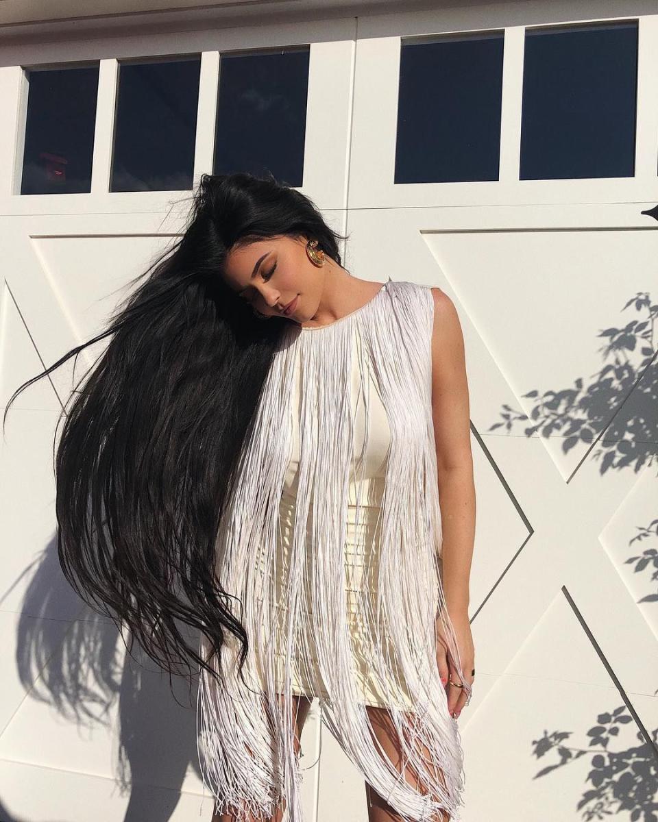 <p>These ultra-long waves were nearly as long as her fringe dress in 2019.</p>