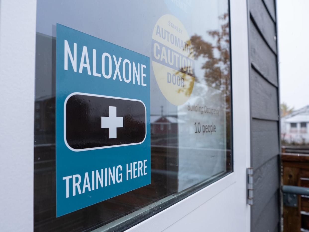 A sign at the Whitehorse supervised consumption site, where people can safely use drugs 'without risk of arrest.' Despite the introduction of this site in 2021, and other measures since to combat drug harm, Yukon's NDP Leader Kate White says some Yukoners are still too afraid to seek help during an overdose.   (Vincent Bonnay/RADIO-CANADA - image credit)