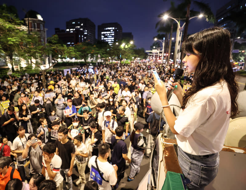 立院續審國會職權修法　入夜民眾聚集聲援（2） 立法院會24日繼續審查國會職權相關修法，許多民眾 晚間加入在立院外圍舉辦的集會活動，透過實際行動 表達訴求，現場人潮眾多，人流一路綿延到中山南路 上。 中央社記者鄭清元攝  113年5月24日 