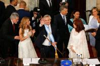 El presidente de Argentina, Alberto Fernández, saluda a los asistentes a la ceremonia de asunción en el Congreso Nacional, en Buenos Aires.