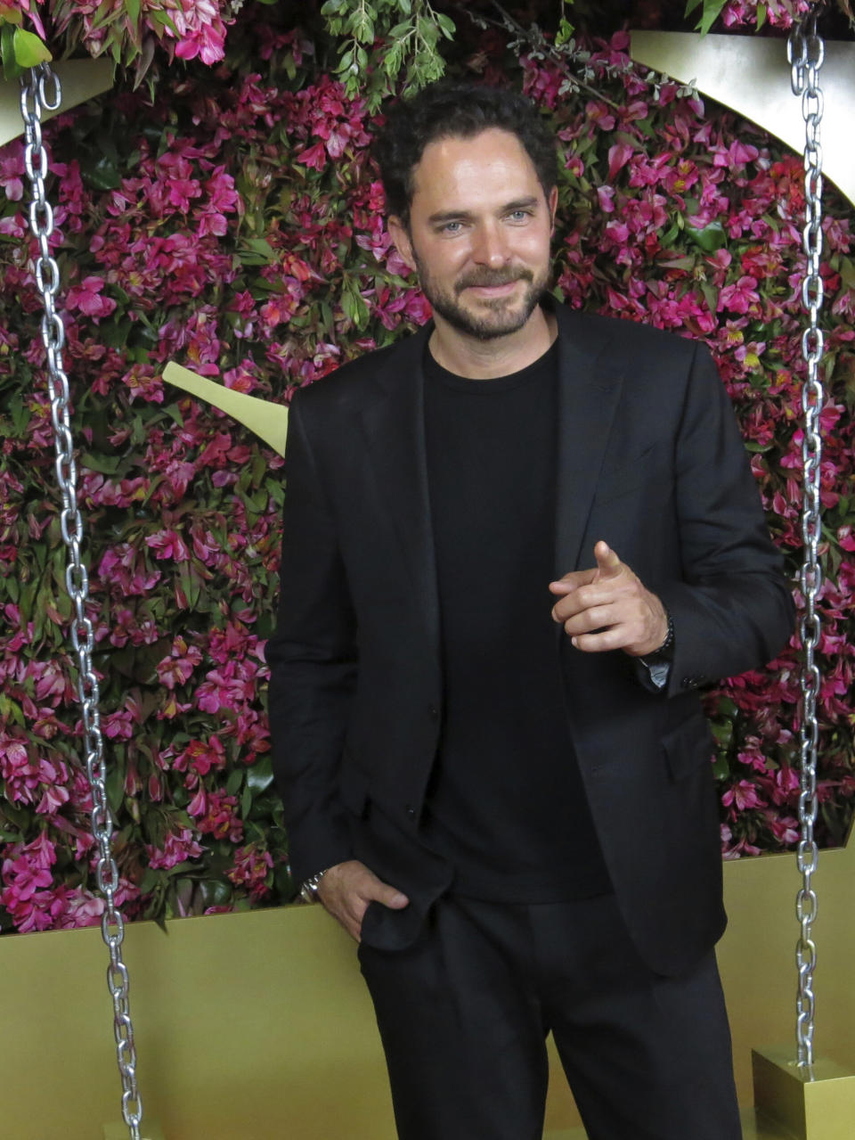 El actor Manolo Cardona posa en la alfombra roja de la película "Dime lo que quieres (de verdad)" en la Ciudad de México el lunes 24 de julio de 2023. (Foto AP/Berenice Bautista)