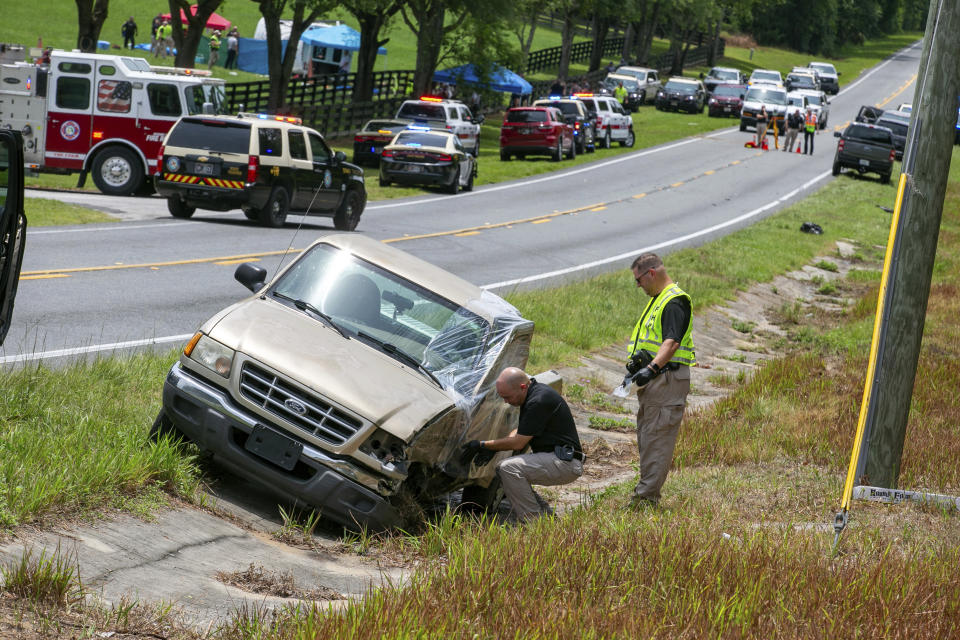 Autoridades trabajan en el sitio de un accidente mortal luego de que un autobús con trabajadores agrícolas a bordo chocó contra una camioneta en una autopista cercana a Dunnellon, Florida, el martes 14 de mayo de 2024. (AP Foto/Alan Youngblood)