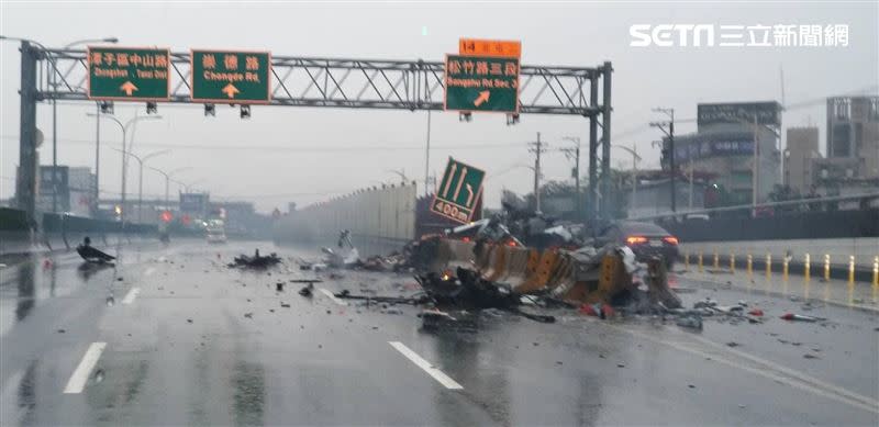 車上兩名男子年約三十歲彈飛車外送醫，當場慘死。(圖/翻攝畫面)