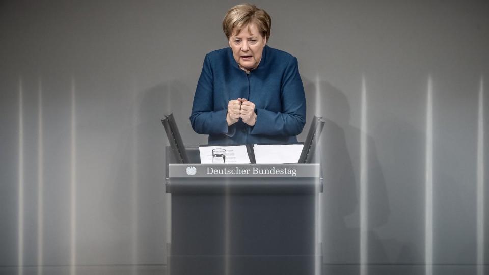 Bundeskanzlerin Merkel spricht erstmals im Bundestag, seitdem sie angekündigt hat, im Dezember beim Parteitag in Hamburg nicht erneut für den CDU-Vorsitz zu kandidieren. Foto: Michael Kappeler