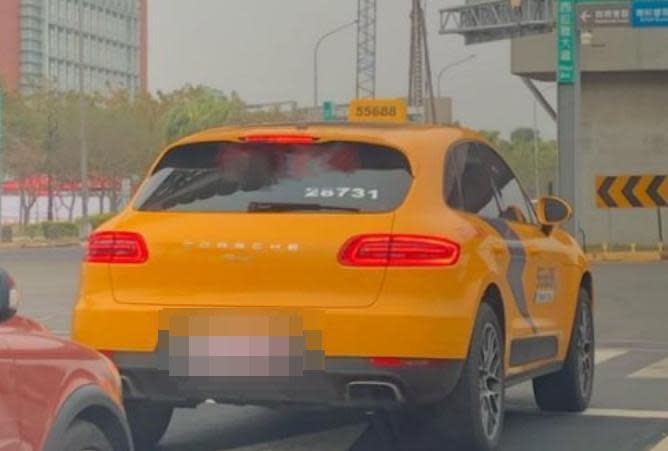 一名計程車司機將保時捷改裝成計程車，用來載送南科工程師。（翻攝臉書社團「路上觀察學院」）