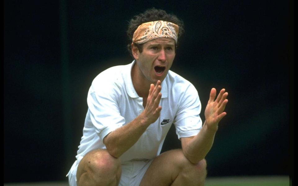 Wer wird denn gleich aus der Haut fahren? Na, er hier zum Beispiel. John McEnroe war für seine Volleys ebenso gefürchtet wie für seine hitzigen Wortgefechte mit dem Stuhlschiedsrichter. Ein Choleriker auf dem Center Court! (Bild: Getty Images)