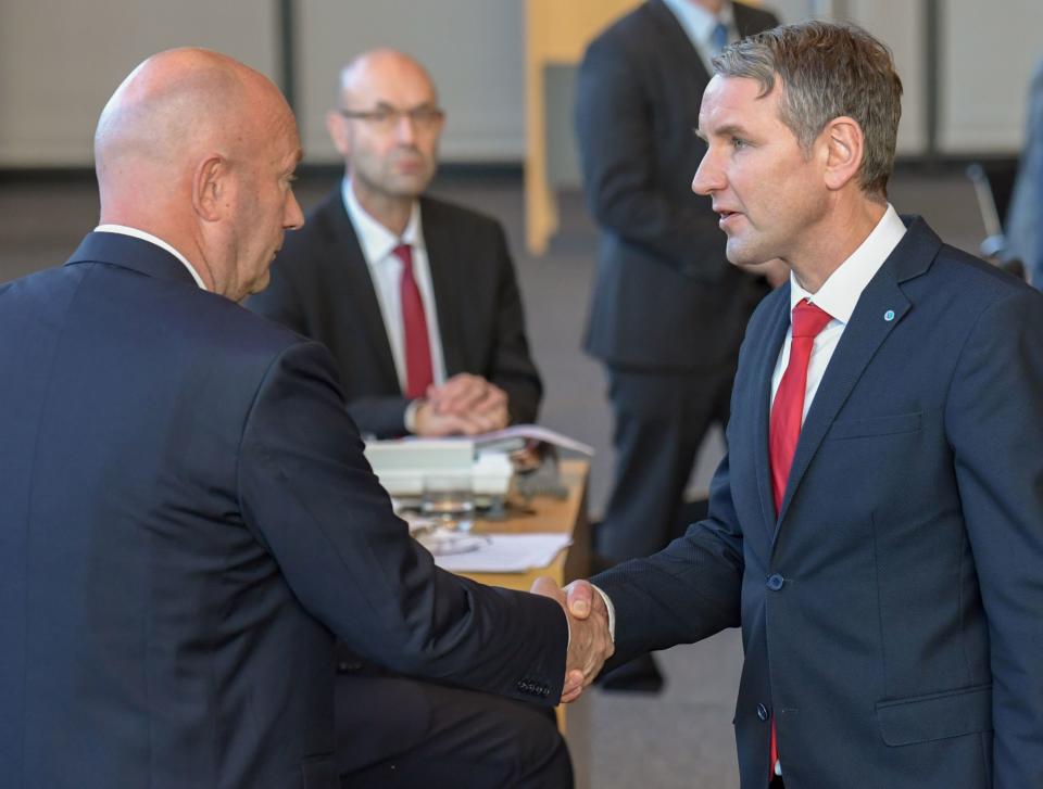 Bjoern Hoecke (r.) von der AfD gratuliert Thomas Kemmerich (Photo by Jens Schlueter / AFP) / ALTERNATIVE CROP (Photo by JENS SCHLUETER/AFP via Getty Images)