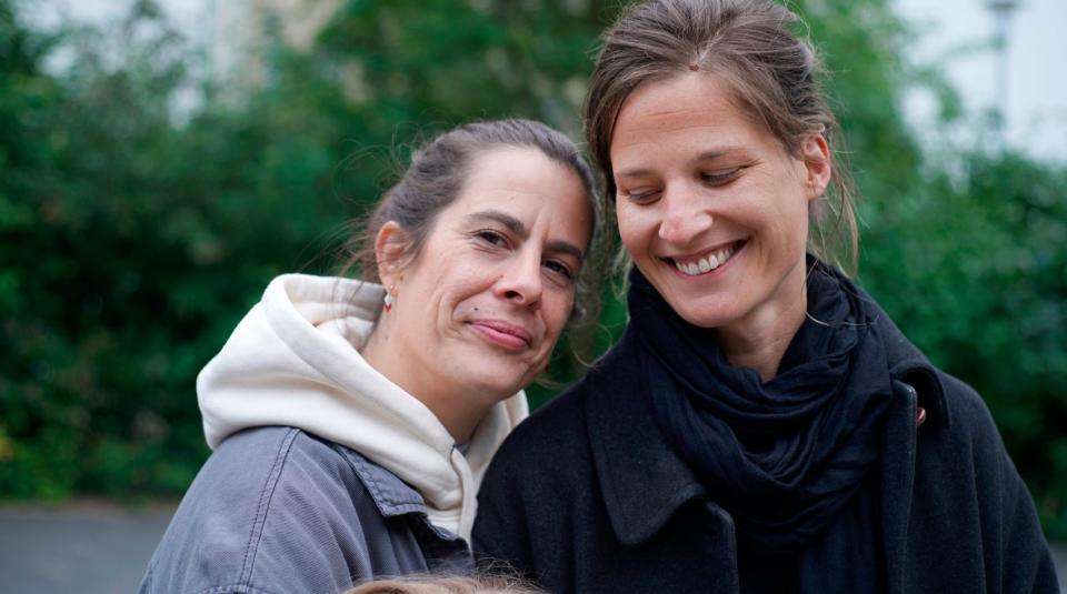 Vom Vorfall zu berichten ist nicht leicht, doch für Ferland Milewski ist es eine Form des Empowerments: Charlotte (rechts) und Linda werden am helllichten Tag vor den Augen ihrer Tochter Opfer eines brutalen Angriffs. (Bild: WDR /Doclights / Thomas Funk)