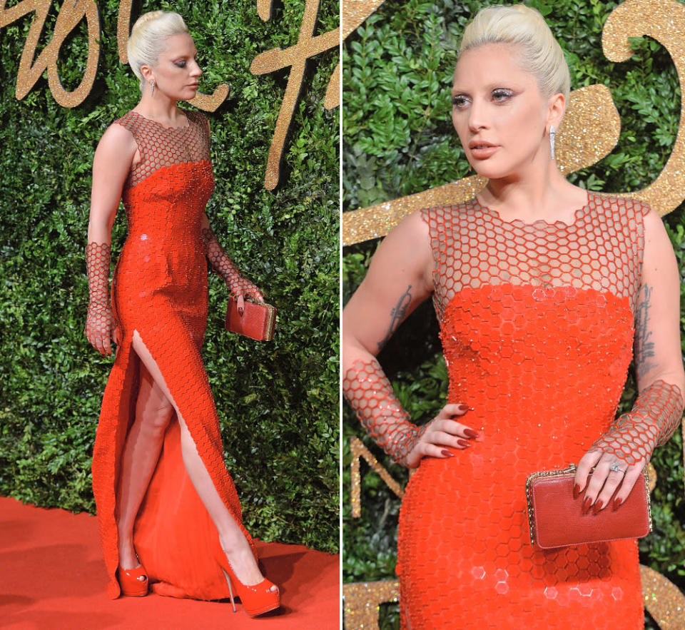 Kein Fleischkleid? Kein exzentrischer Riesenhut? Kein grelles Make-up? Lady Gaga, die den Award in der Kategorie “Red Carpet” gewann, sah in ihrer orangefarbenen Robe von Tom Ford und den Plateau-High Heels von Zanotti überraschend ladylike aus. (Bilder: Getty Images)