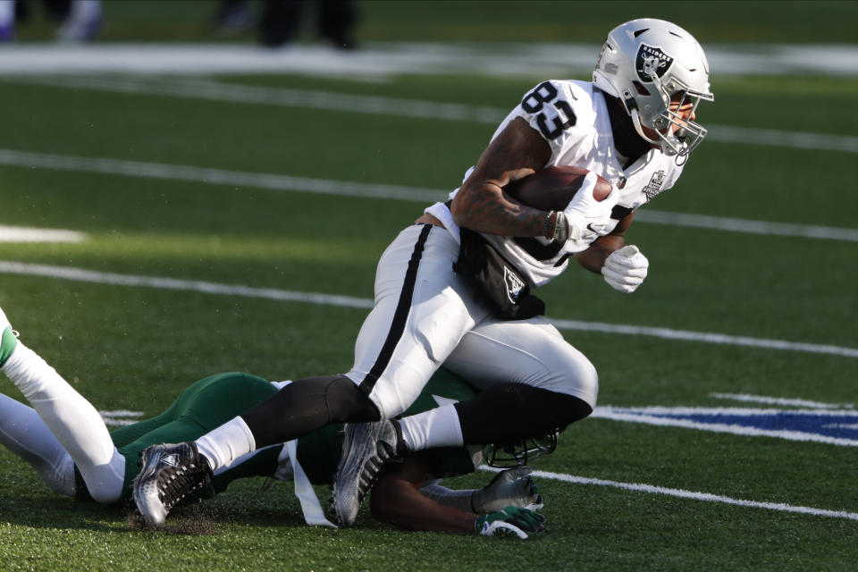 Las Vegas Raiders' Darren Waller runs the ball during the first half an NFL football game against the New York Jets, Sunday, Dec. 6, 2020, in East Rutherford, N.J. (AP Photo/Noah K. Murray)