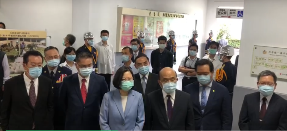 總統蔡英文、行政院長蘇貞昌等人前往警政署表揚掃毒有功人員。（翻攝畫面）