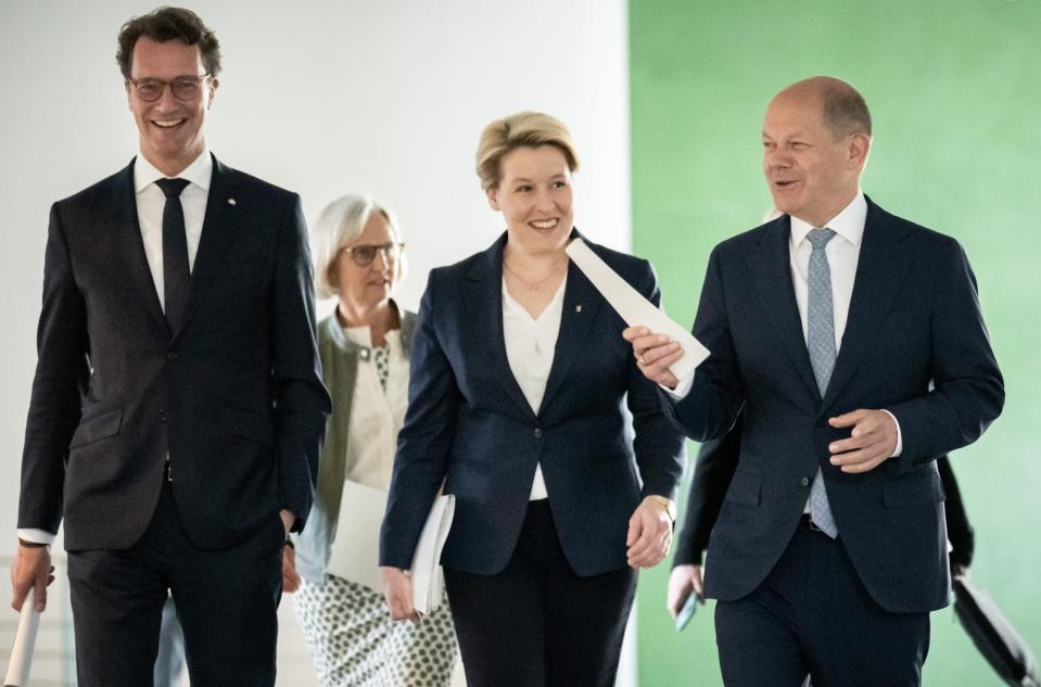 Bundeskanzler Olaf Scholz (SPD) kommt mit den Ministerpräsidenten und Länderchefinnen zur Konferenz zusammen. Auch Hendrik Wüst (CDU) und Franziska Giffey (SPD) sind dabei. - Copyright: picture alliance/Michael Kappeler