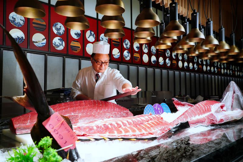 饗賓4月4日以每公斤1萬元歷史新價，標下重193.4公斤、長210公分的2021「全台第一鮪」。（圖／業者提供）