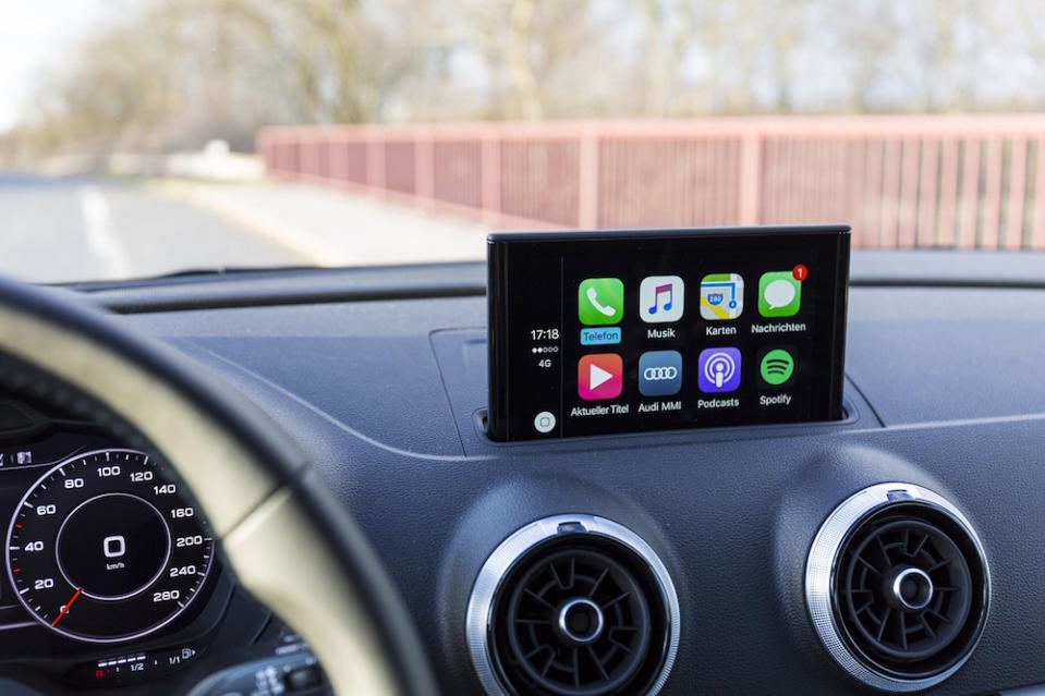 Interior de un coche Audi con Apple CarPlay instalado.