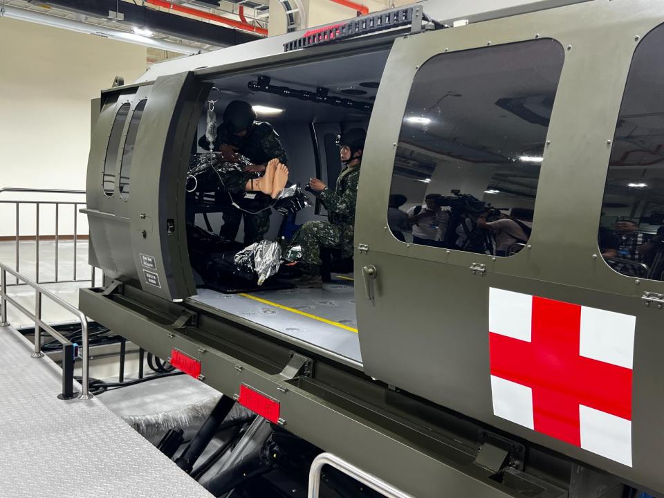 國軍戰傷大樓中模擬UH-60M黑鷹直升機艙內進行戰傷救護傷患訓練。郭宏章攝