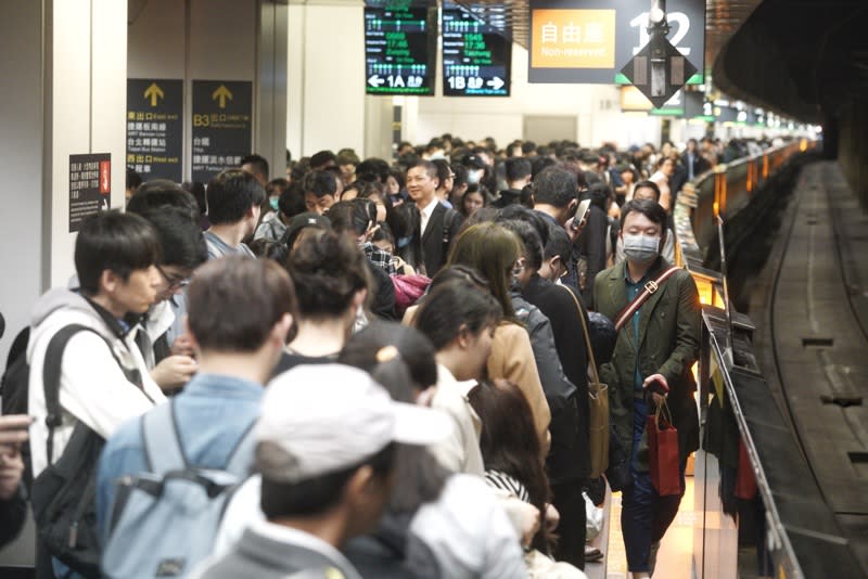 連假就要到來，高鐵車站返鄉旅客眾多。（資料照）   圖：張良一／攝