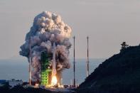 <p>Lors du décollage de la fusée "Korean Satellite Launch Vehicle II", au Naro Space Center à Goheung (Corée du Sud).</p>