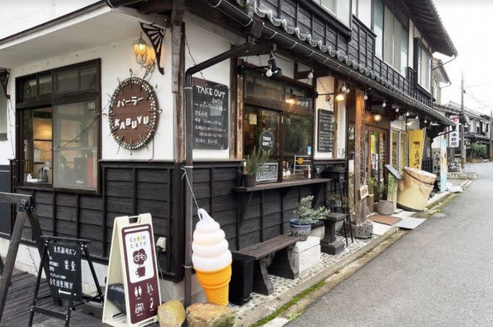 ▲吉岡溫泉咖啡店「パーラー株湯」11月〜6月推出限定草莓百匯聖代，還有溫泉水做的人氣布丁。（圖／鳥取市観光コンベンション業界 提供）