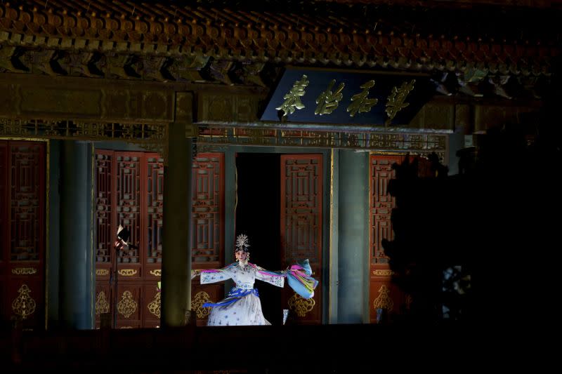 Un artista de la Ópera de Pekín baila en la Ciudad Prohibida iluminada con luces durante el Festival de los Faroles celebrado en Pekín el martes 19 de febrero de 2019 (Foto: Andy Wong/AP).