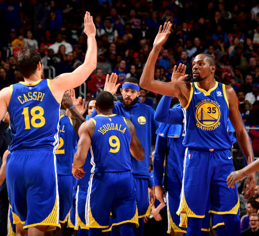 Kevin Durant celebrates the first 6-0 road trip in Warriors history. (Photo by Chris Schwegler/NBAE via Getty Images)