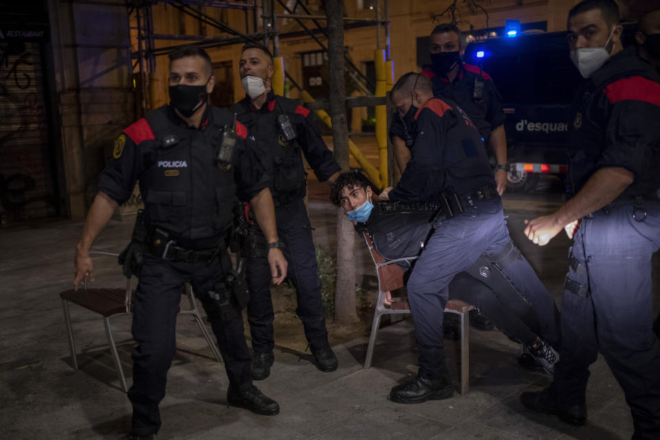 Le immagini della seconda notte di manifestazioni contro le restrizioni anti-Covid a Barcellona, sabato 31 ottobre. Una ventina di persone è risultata ferita, e altrettante sono state arrestate. (AP Photo/Emilio Morenatti)