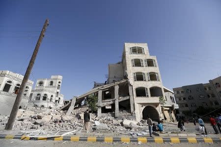 People look at the house of Brigadier Khaled al-Anduli, an army commander loyal to the Houthi movement, after it was hit by Saudi-led air strikes in Yemen's capital Sanaa September 8, 2015. REUTERS/Khaled Abdullah