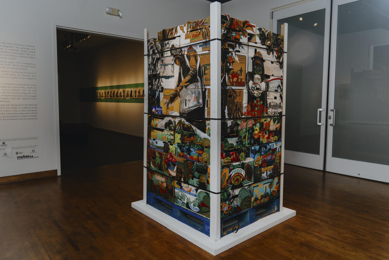 Vista de la instalación de la escultura de cajas de productos agrícolas de Narsiso Martínez "Fruit Catcher I, II, III, IV" (2021-2022) en el Museo de Arte Latinoamericano de Long Beach, California, el 26 de octubre de 2022. (Nolwen Cifuentes/The New York Times).