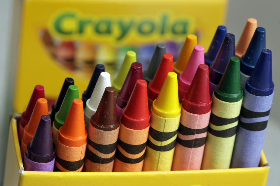 Una caja de 24 creyones de Crayola en una foto tomada el martes 28 de marzo del 2017 en Nueva York. Crayola anunció el viernes, en el Día Nacional del Creyón, que remplazará el color "dandelion" de su paquete de 24 creyones con un color de "la familia azul". (AP Foto/Richard Drew)