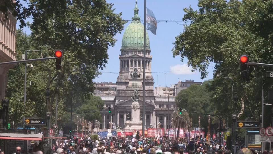 FOTOS: Disturbios fuera del Congreso argentino por reforma de pensiones