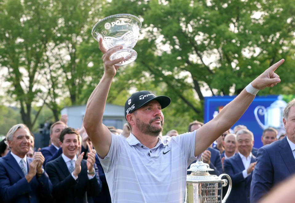 Michael Block celebra después de haber sido galardonado con el Club Professional Bowl de campeonato bajo de la PGA después de terminar en el puesto 15 en Oak Hill Country Club.