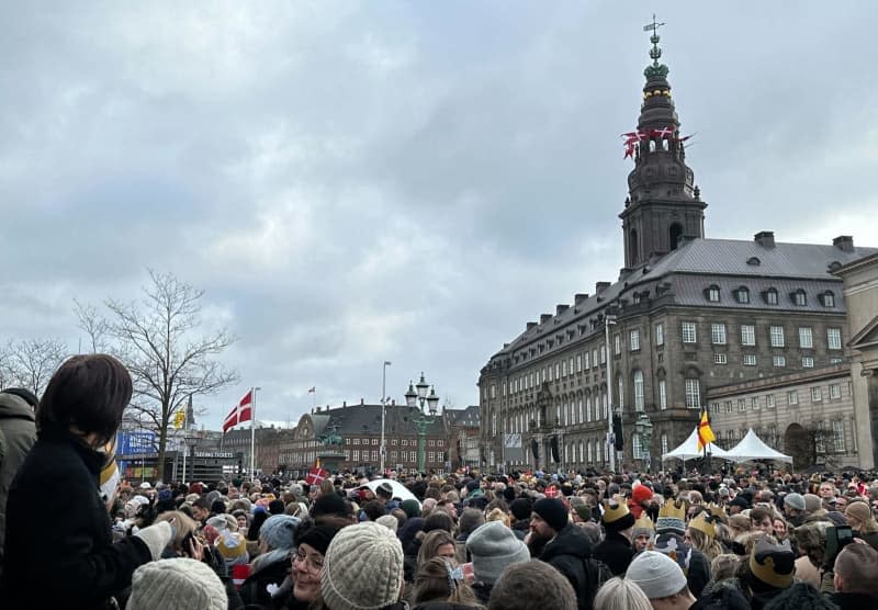 People gather in the square at Christiansborg Palace. After 52 years of regency, the long-serving Queen Margrethe II hands over the throne on Sunday to her son Crown Prince Frederik, who will in future bear the title King Frederik X. Steffen Trumpf/dpa