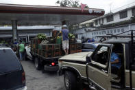 Motorists line up for fuel at a gas station of the Venezuelan state-owned oil company PDVSA in San Cristobal, Venezuela November 10, 2018. REUTERS/Carlos Eduardo Ramirez