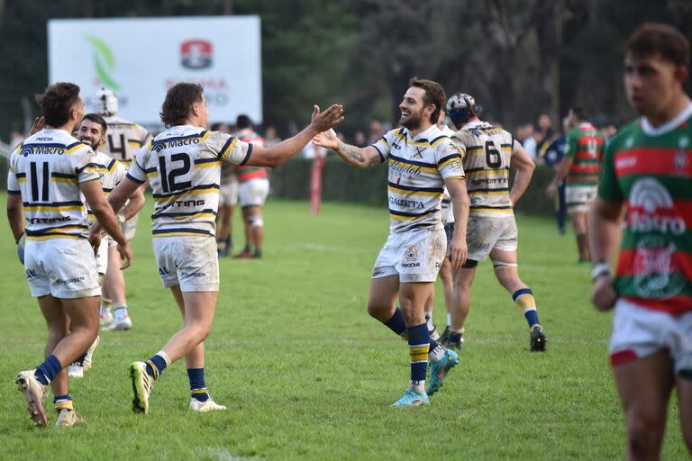 Nicolás Sánchez felicita a Thiago Soberón por su segundo try, después de asistirlo; con 19 tantos del apertura en su regreso al rugby local, Tucumán Lawn Tennis venció a Huirapuca en el Torneo Regional del NOA.