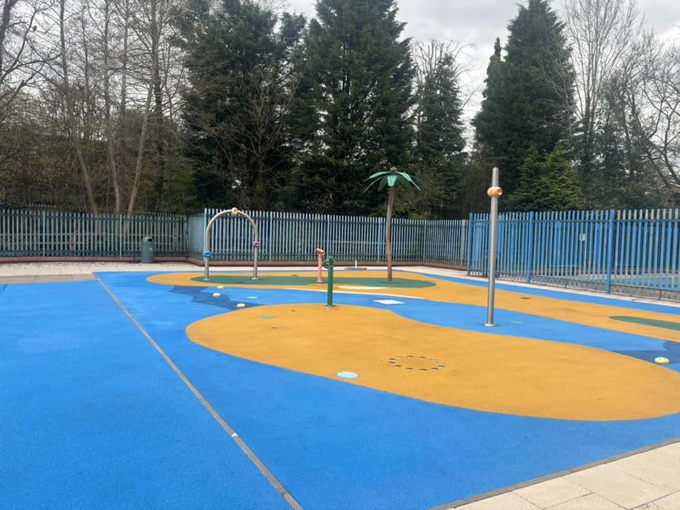 Worcester News: The Droitwich Lido after its jet cleaning.