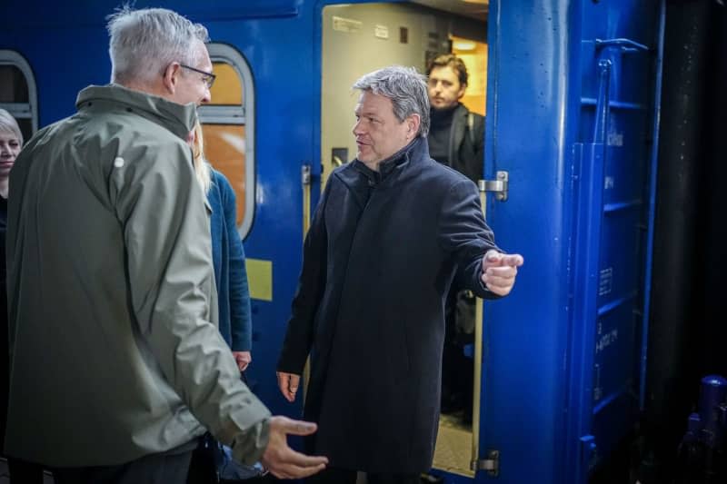 German Minister for Economic Affairs and Climate Protection Robert Habeck is received at Kiev railroad station by the German ambassador to Ukraine, Martin Jäger (L). Kay Nietfeld/dpa