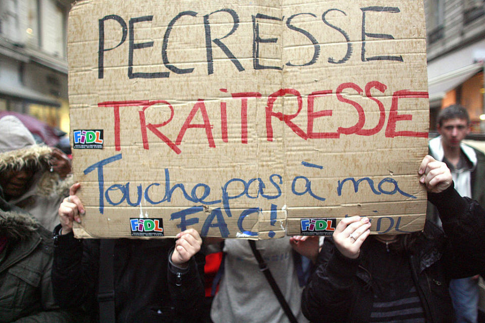 L'année suivante en 2007, la loi relative aux libertés et responsabilités des universités, dite "LRU" ou encore "Loi Pécresse", prévoyait de doter les universités d'une plus grande autonomie sur un délai de cinq ans. Une autonomie synonyme de désengagement de l'État pour les étudiants et le corps enseignant, qui à la rentrée du mois d'octobre, descendirent dans la rue et bloquèrent des universités pour manifester. Malgré la grogne estudiantine, la loi relative aux libertés et responsabilités de l'université sera malgré tout adoptée. ©FRED DUFOUR/AFP via Getty Images