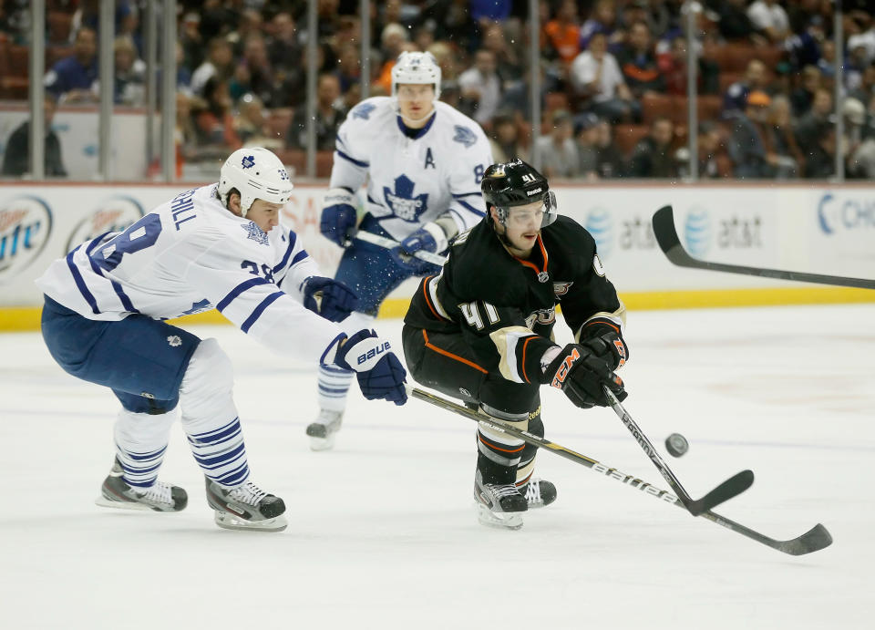 Les Canucks de Vancouver ont échangé le défenseur Sebastian Erixon aux Ducks d'Anaheim en retour de l'attaquant Andrew Gordon. (Photo de Jeff Gross/Getty Images)