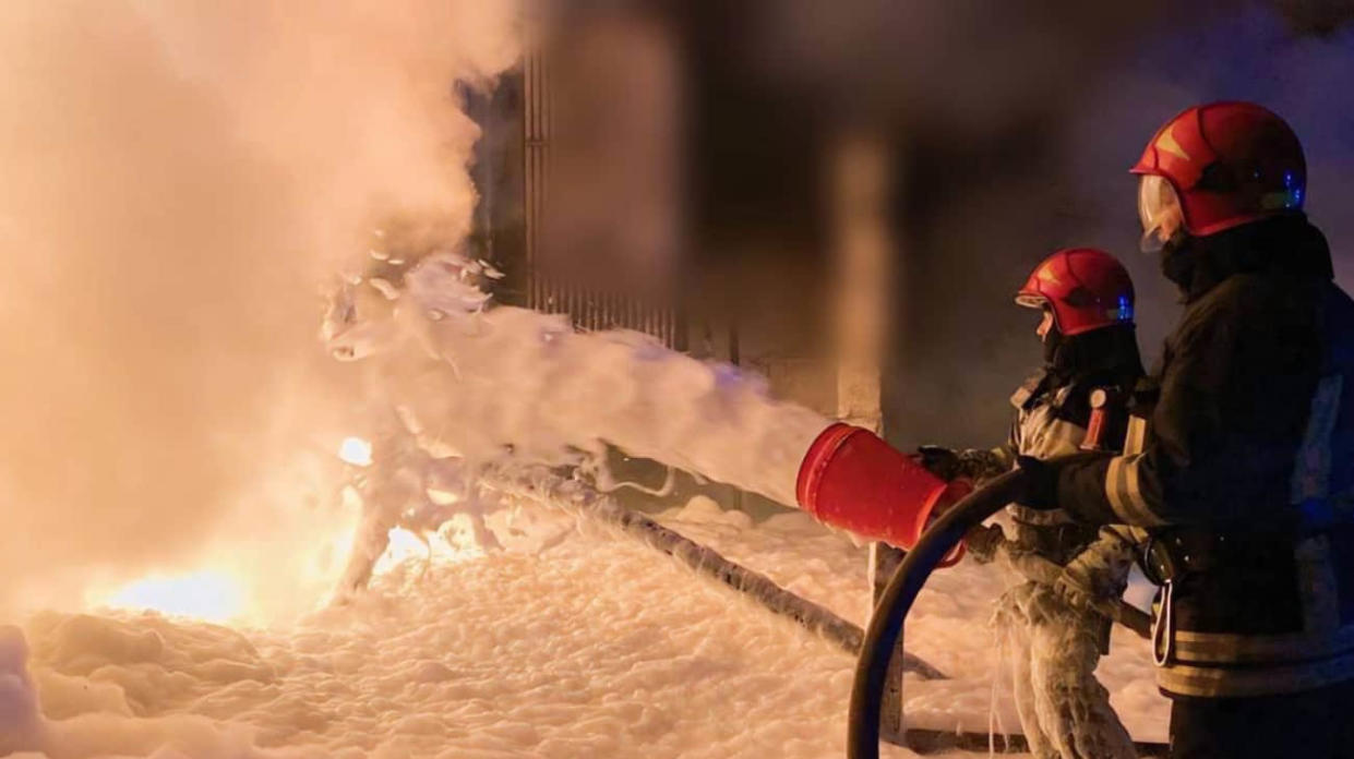 Firefighters put out the fire. Photo: State Emergency Service of Ukraine
