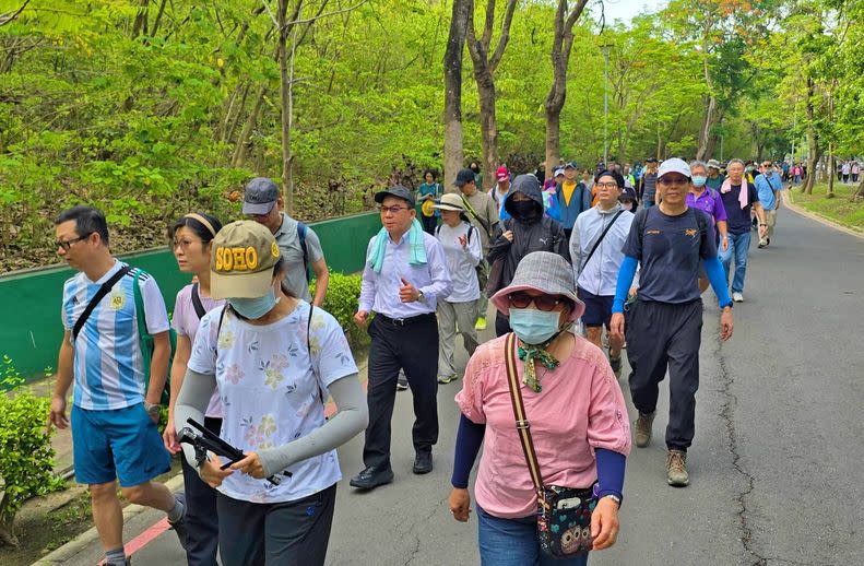 華榮集團113年澄清湖健行，525人漫遊在大自然樹林裡。（記者黃富貴攝）