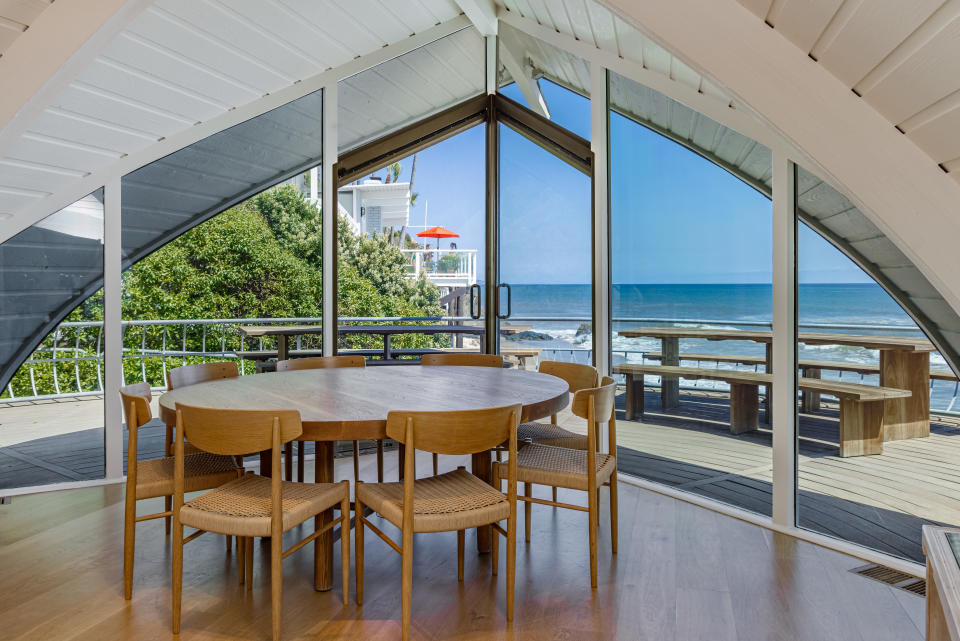 El interior de la Wave House es casi tan espectacular como su exterior. Foto: Cortesía de Douglas Elliman.