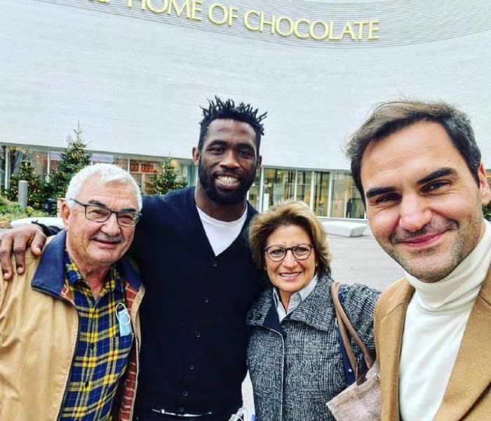 Roger Feder posa con sus padres y Siya Kolisi