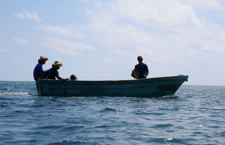 Chinese fishermen head to the shoal to fish at the disputed Scarborough Shoal April 5, 2017. Picture taken April 5, 2017. REUTERS/Erik De Castro