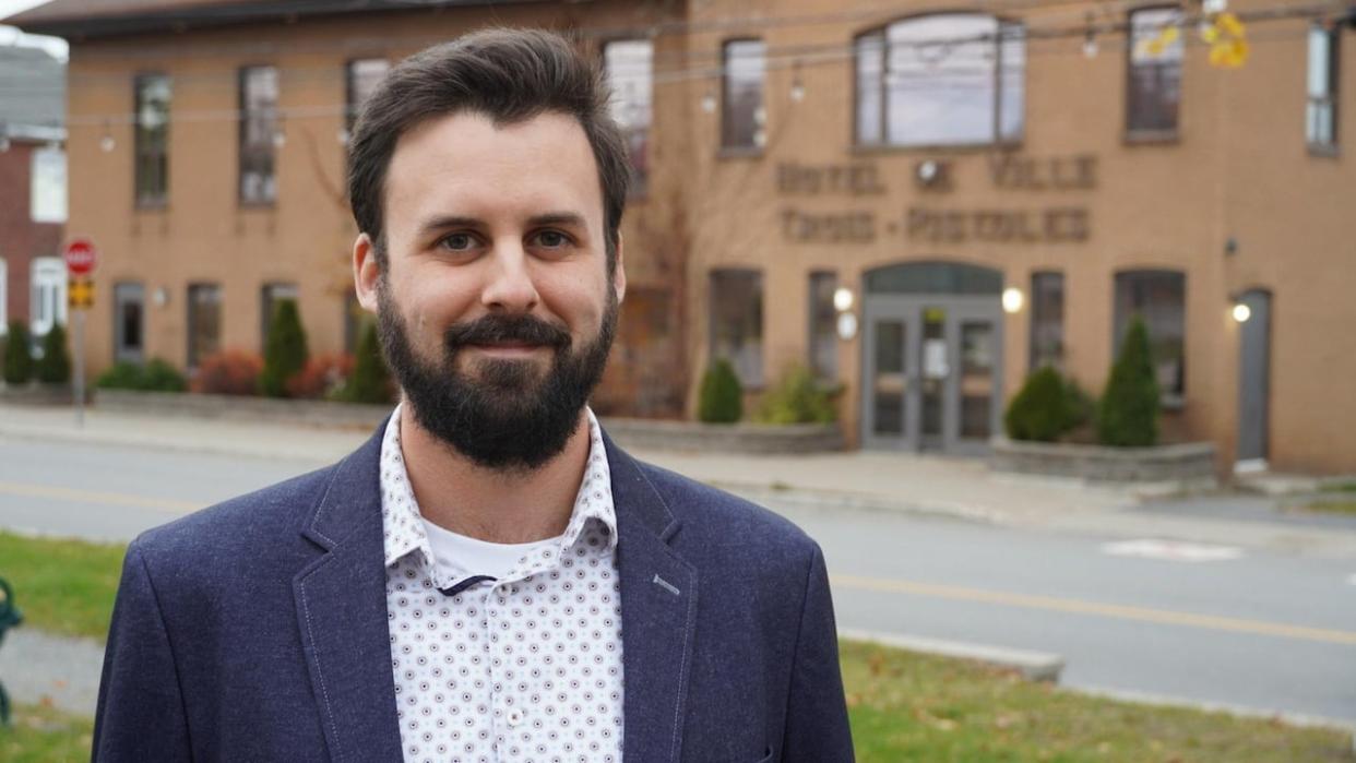 Philippe Guilbert, mayor of Trois-Pistoles, Que., pictured in 2021, is part of a committee hoping to convince Western University to have the French immersion language program return to town in 2025. ( Jean-Luc Blanchet/Radio-Canada - image credit)