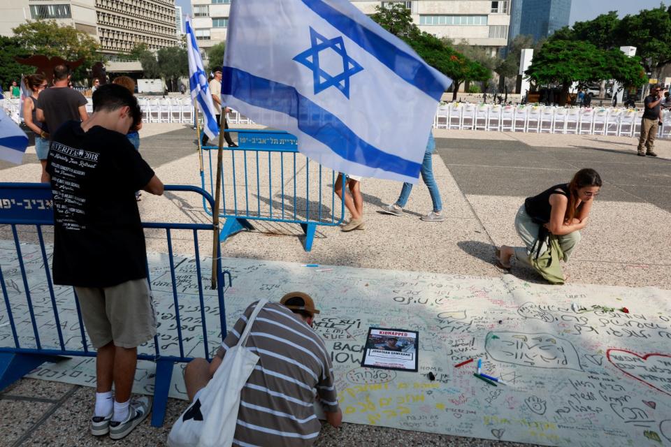 以色列人質家屬10月28日要求和總理納坦雅胡及防長葛朗特面對面談話，圖為同日在特拉維夫展示、人質家屬寫給家人的訊息。路透社