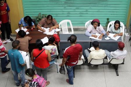 Medical workers assist people looking for treatment for malaria at a health center in San Felix, Venezuela November 7, 2017. REUTERS/William Urdaneta/Files